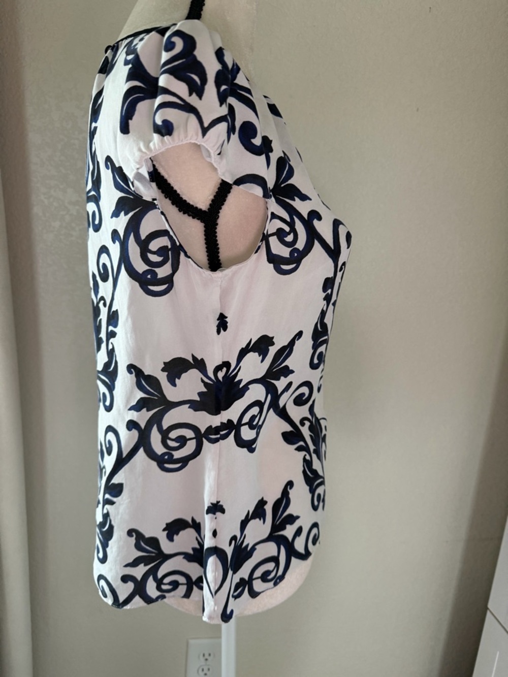 White House Black Market Silk Top, Size 8 - Picture 5 of 16